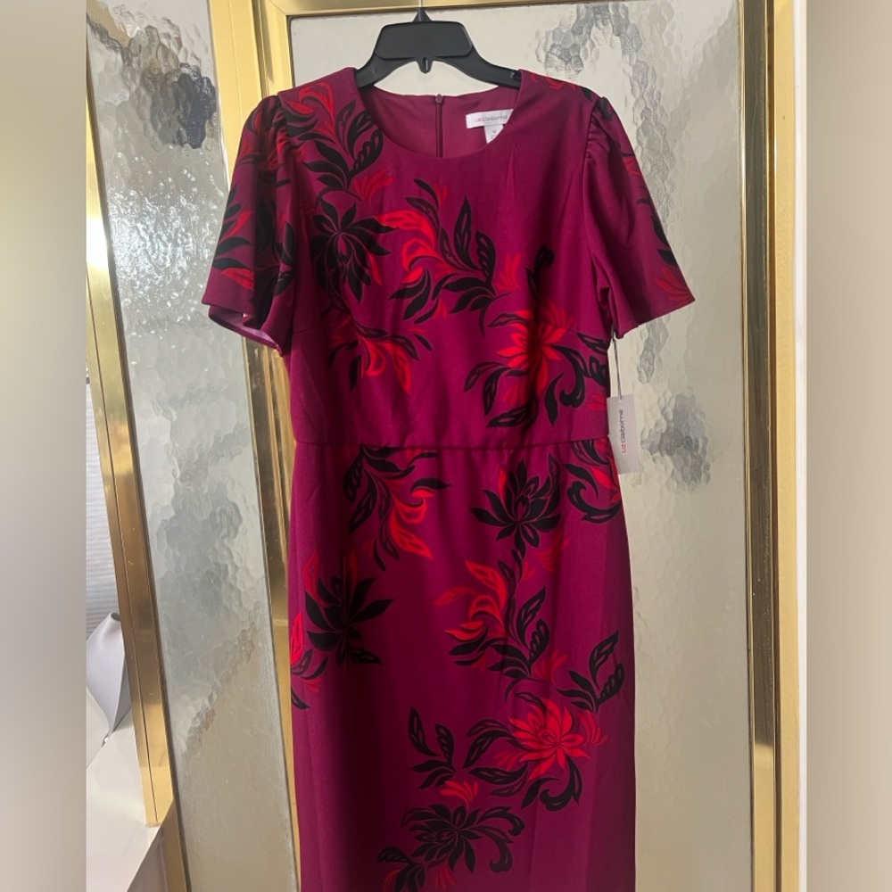 New with tag Liz Claiborne Plum and Black Floral short flutter sleeve midi dress